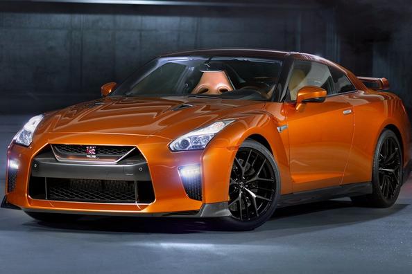 Neljivetoinen urheilucoupé Nissan GT-R