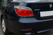 BMW 5-sarja E60/E61 2003–2010 Takavalojen suojalistat (2 kpl, muovi) kuva 1