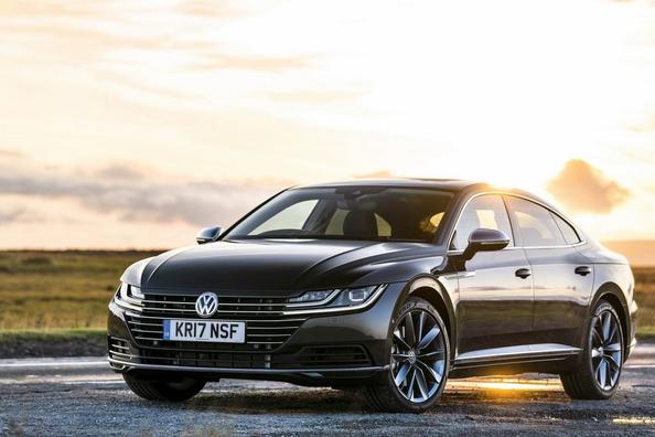 Viisiovinen Volkswagen Arteon -liftback