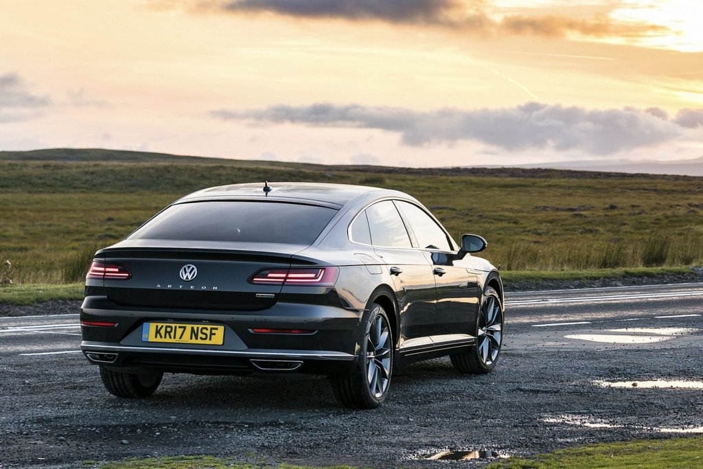 Viisiovinen Volkswagen Arteon -liftback