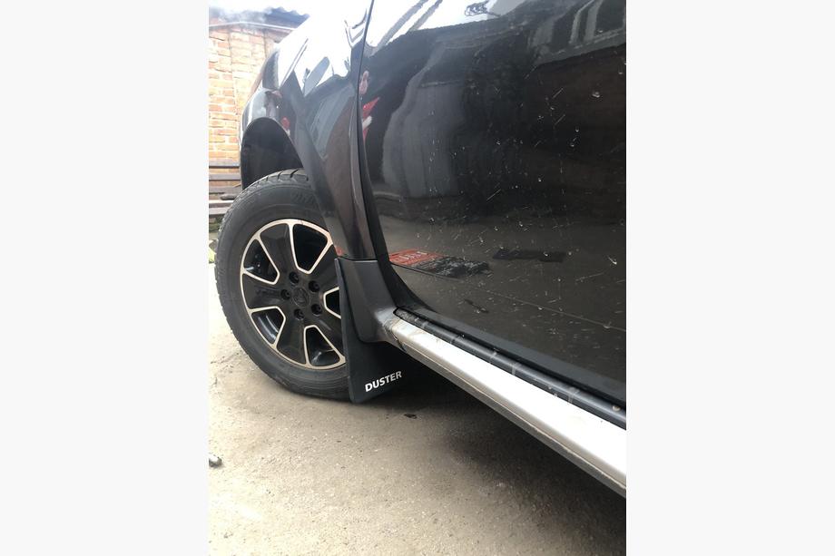 Dacia Duster 2008–2018 Premium mallikohtaiset eturoiskeläpät (2 kpl) Kuva 2