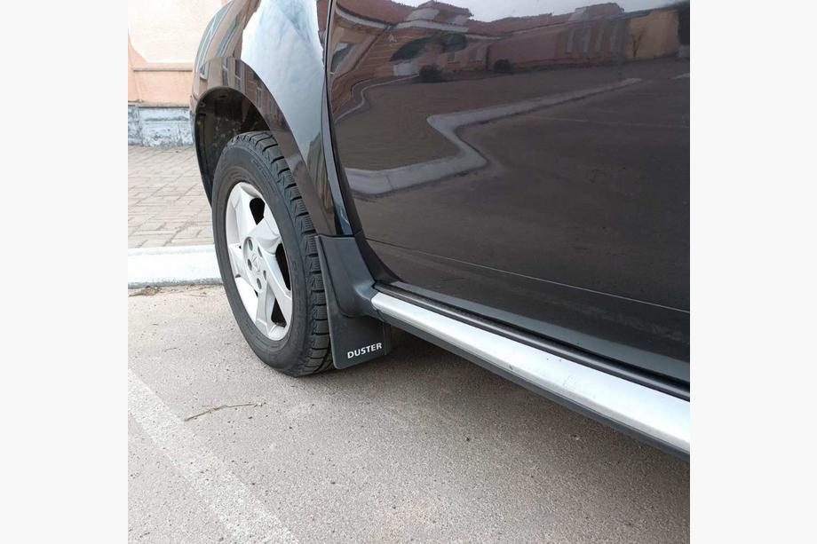Dacia Duster 2008–2018 Premium mallikohtaiset eturoiskeläpät (2 kpl) Kuva 1