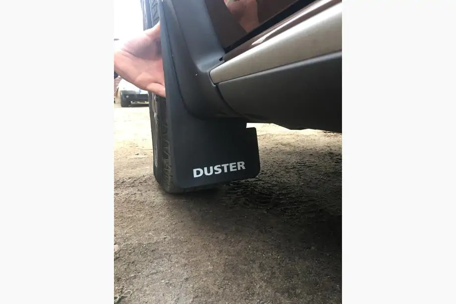 Renault Duster 2008–2017 Premium mallikohtaiset eturoiskeläpät (2 kpl) Kuva 6