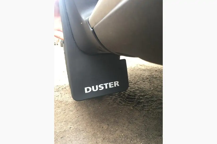 Renault Duster 2008–2017 Premium mallikohtaiset eturoiskeläpät (2 kpl) Kuva 1