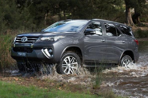 Koeajo: 7-paikkainen tikapuurunkoinen Toyota Fortuner