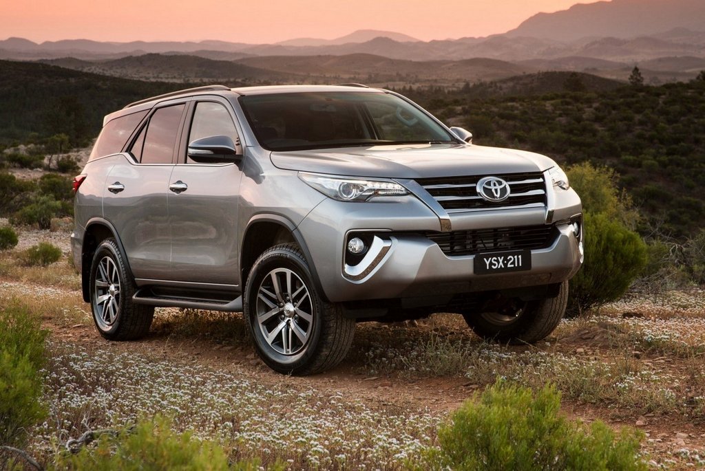 Koeajo: 7-paikkainen tikapuurunkoinen Toyota Fortuner