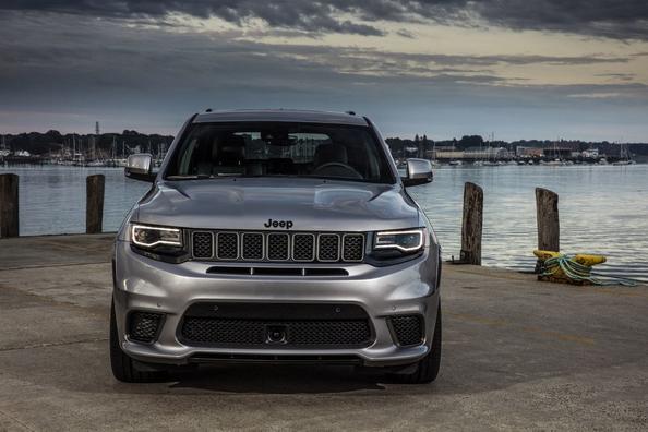 Katsaus uuden sukupolven Jeep Grand Cherokee -maasturiin