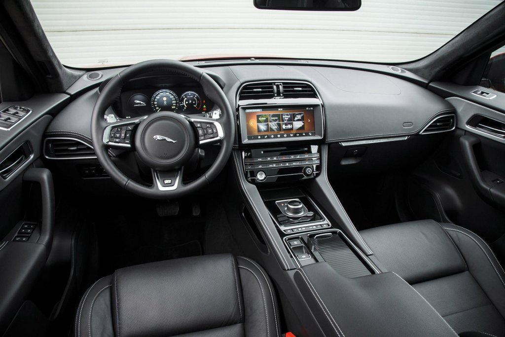 Premium-crossover Jaguar F-Pace -koeajo
