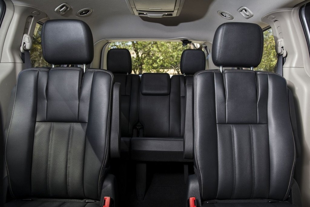 Seitsemänpaikkainen Dodge Grand Caravan -tila-auto, 5. sukupolvi