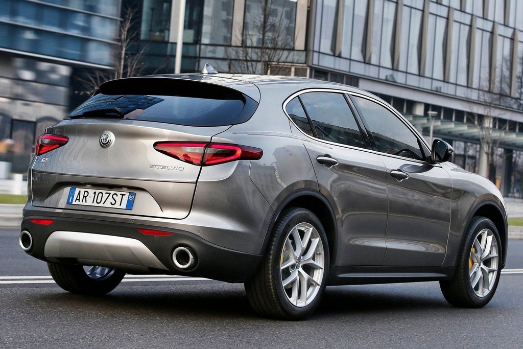 Katsaus kompaktiin crossoveriin: Alfa Romeo Stelvio