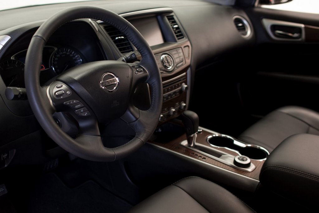 Crossover Nissan Pathfinderin facelift-versio