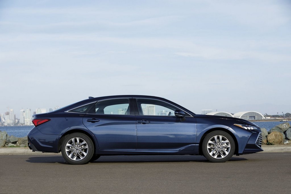 Toyota Avalon -lippulaivasedanin viides sukupolvi