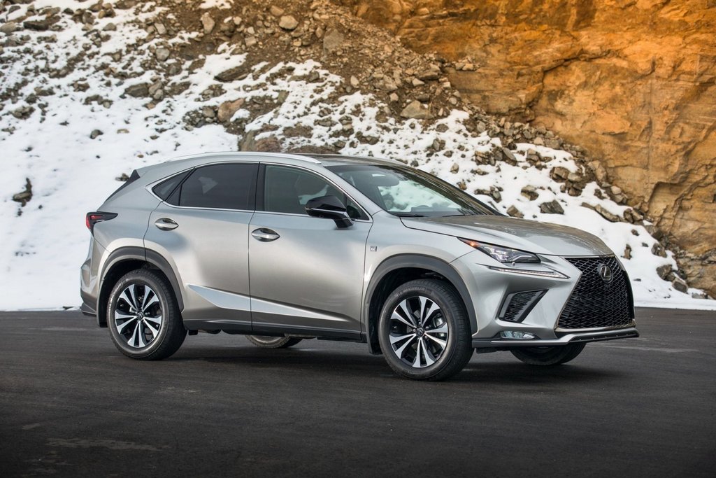 Premium-luokan kompakti crossover Lexus NX