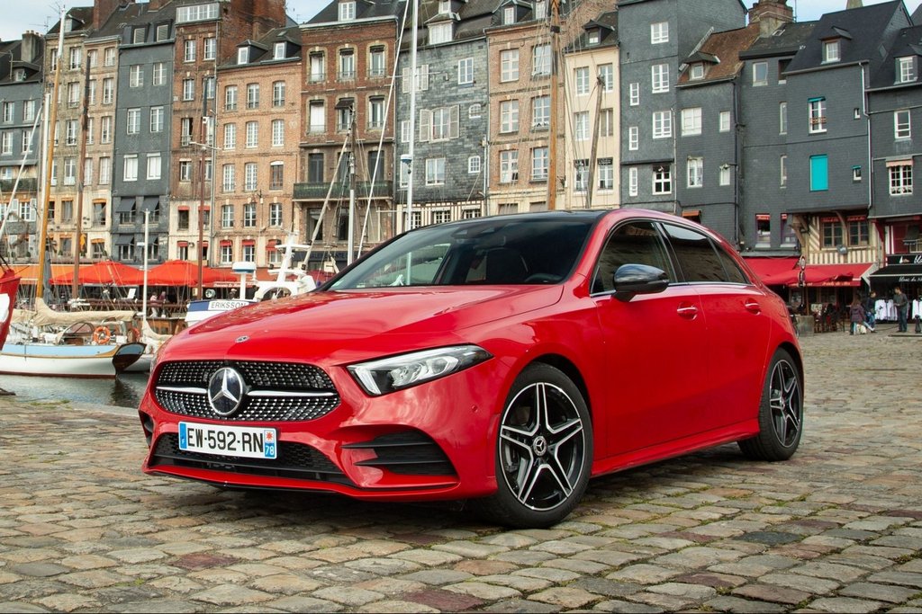 Viisiovinen premium-hatchback Mercedes-Benz A-class, neljäs sukupolvi
