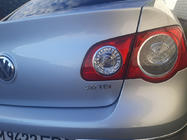 Volkswagen Passat B6 2006–2012 2.0 Tdi -embleemi (punaisella I:llä) kuva 2
