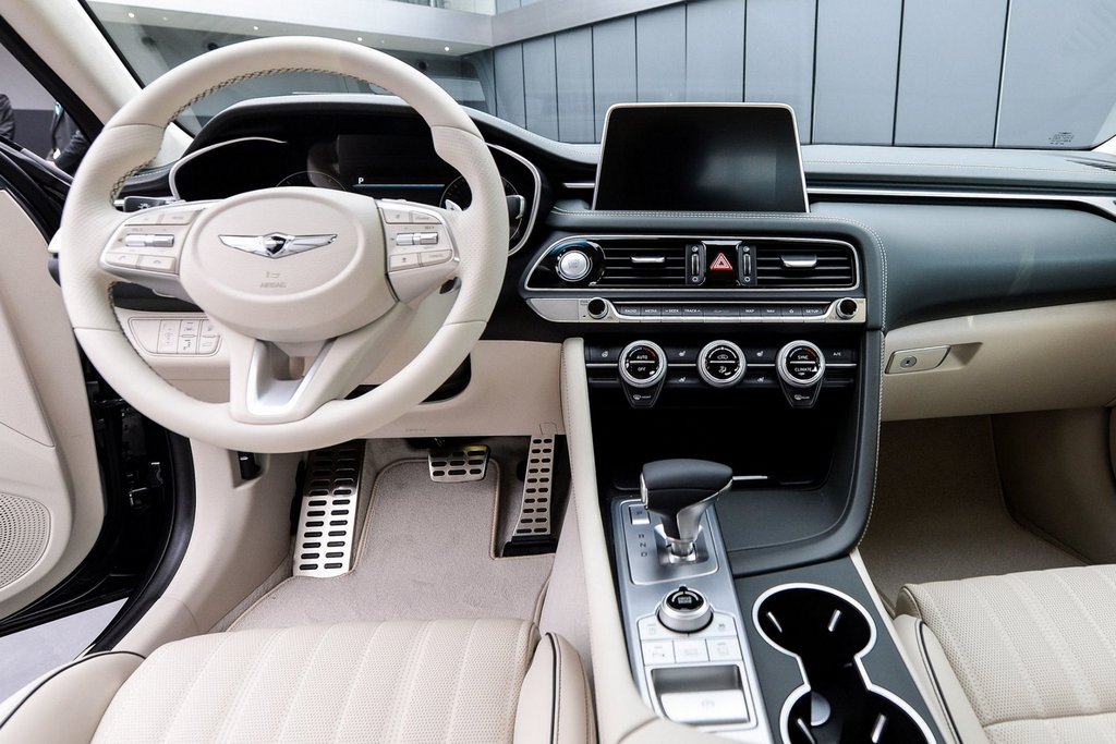 Genesis G70 -sedanin ensimmäinen sukupolvi