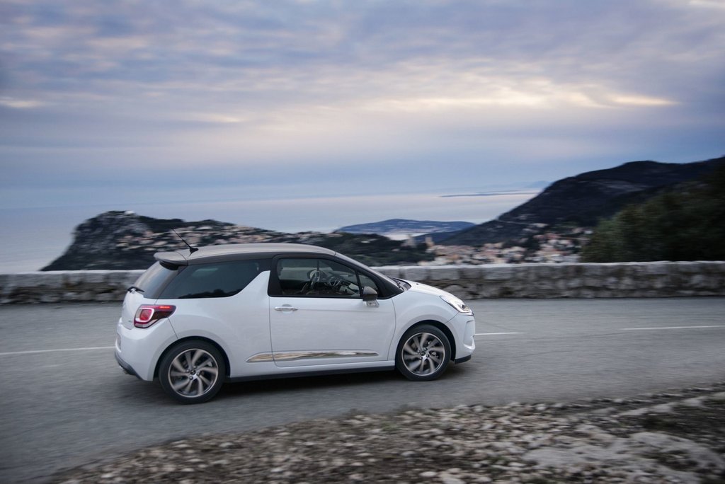 Kolmiovinen kompakti hatchback Citroen DS3