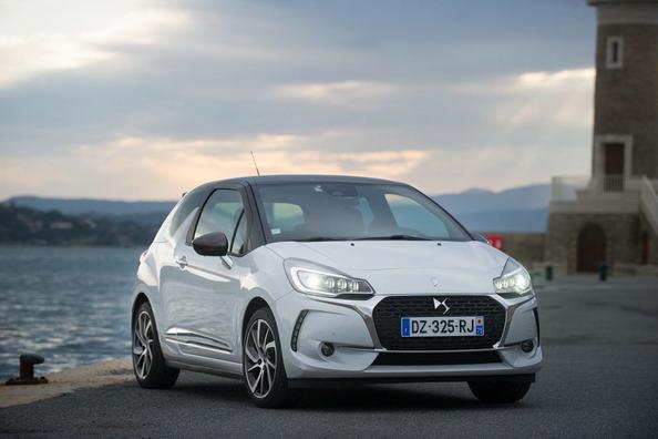 Kolmiovinen kompakti hatchback Citroen DS3