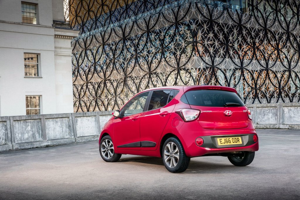 Kompakti viisiovinen Hyundai i10 -viistoperä