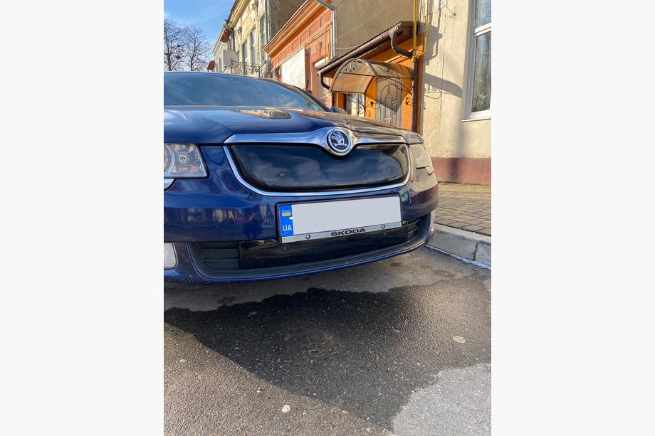 Skoda Superb 2009–2015 Talvisuojus jäähdyttimen säleikköön (yläosa, 2008-2013) Matta Kuva 5