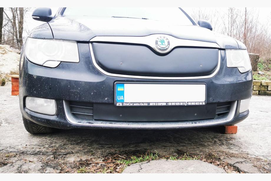 Skoda Superb 2009–2015 Talvisuojus jäähdyttimen säleikköön (yläosa, 2008-2013) Matta Kuva 3