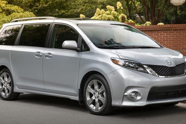 Katsaus uudistettuun täysikokoiseen Toyota Sienna -minivaniin