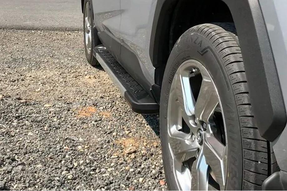 Toyota Rav 4 2019–2025 Sivukynnykset RedLine V1 (2 kpl, alumiini) Image