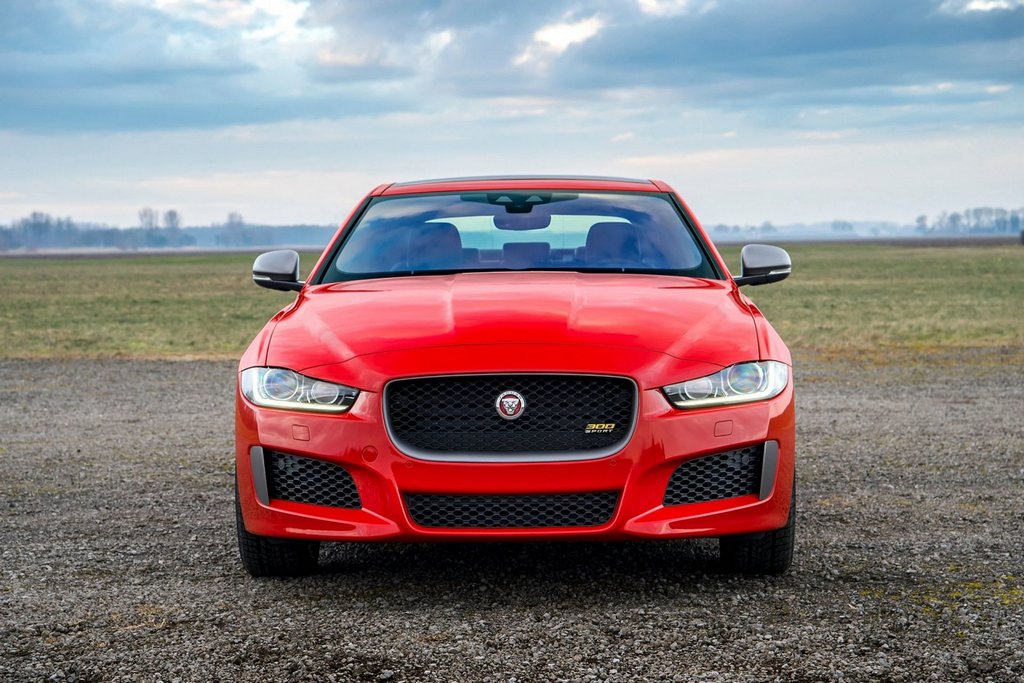 Premium-sedanin Jaguar XE - koeajo