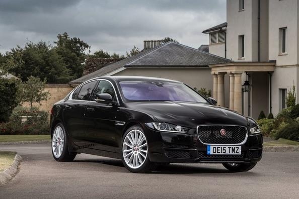 Premium-sedanin Jaguar XE - koeajo