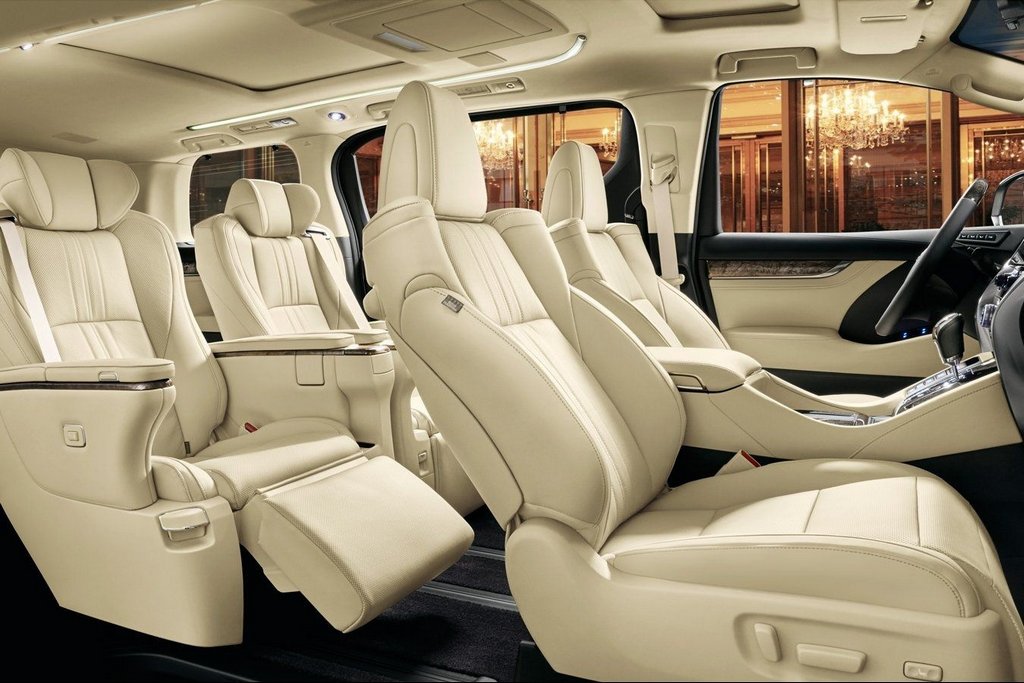 Täysikokoinen luksus-minibussi Toyota Alphard