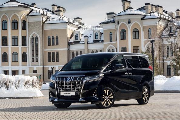 Täysikokoinen luksus-minibussi Toyota Alphard