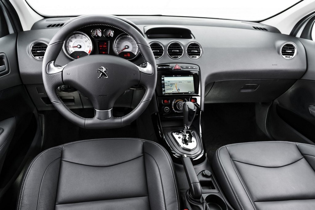 Kompaktin sedanin Peugeot 408 koeajo