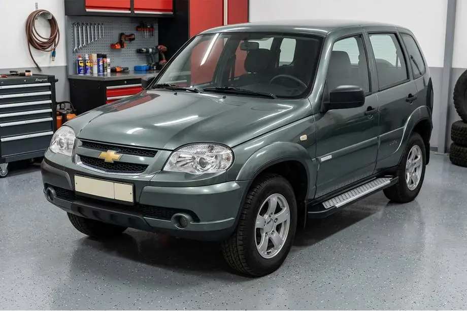 Chevrolet Niva 1998–2020 Allmond Grey -sivuporrassarja (2 kpl, alumiini) Image