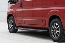 Fiat Ducato 2006–2025 Sivuaskelmat Maya Red (2 kpl, alumiini) Pitkä akseliväli kuva 1