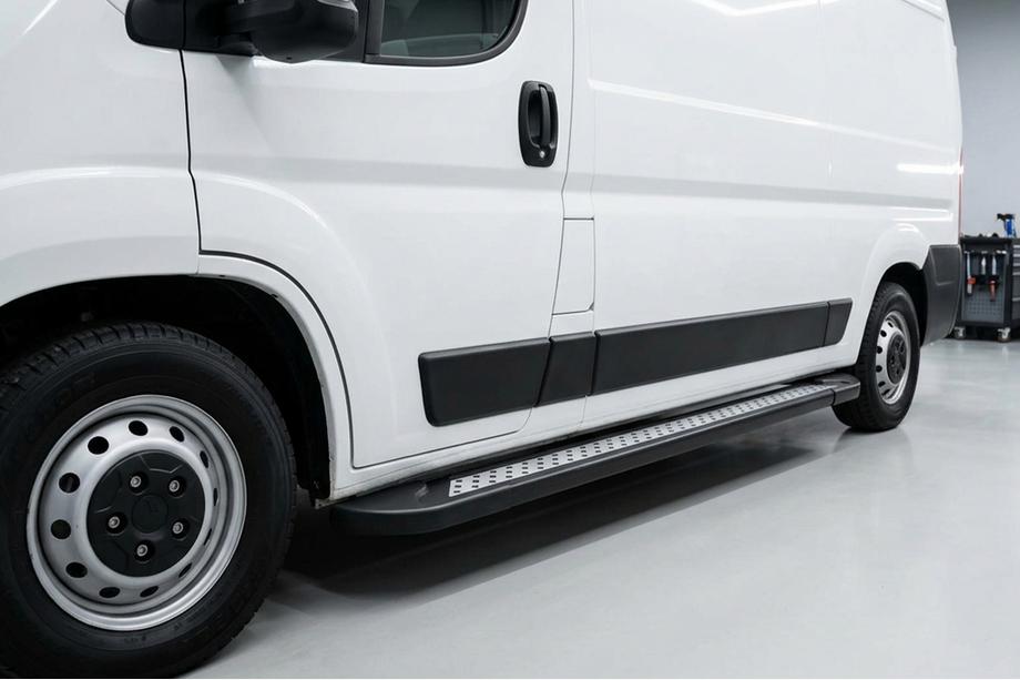 Fiat Ducato 2006–2025 Sivuastinlaudat New Vision Black (2 kpl, alumiini) Lyhyt akseliväli Image