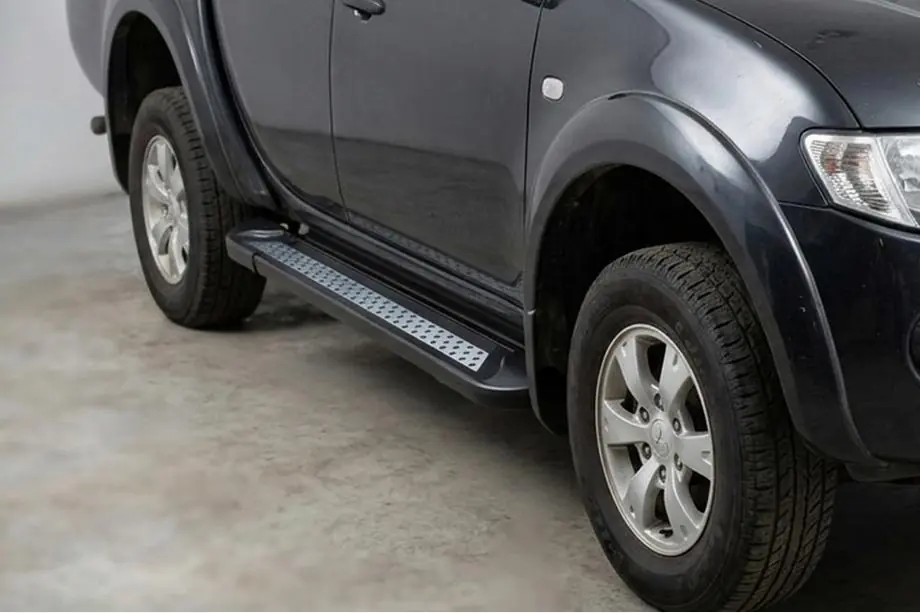 Fiat Fullback 2016– Sivuastinlaudat New Vision Black (2 kpl, alumiini) Image