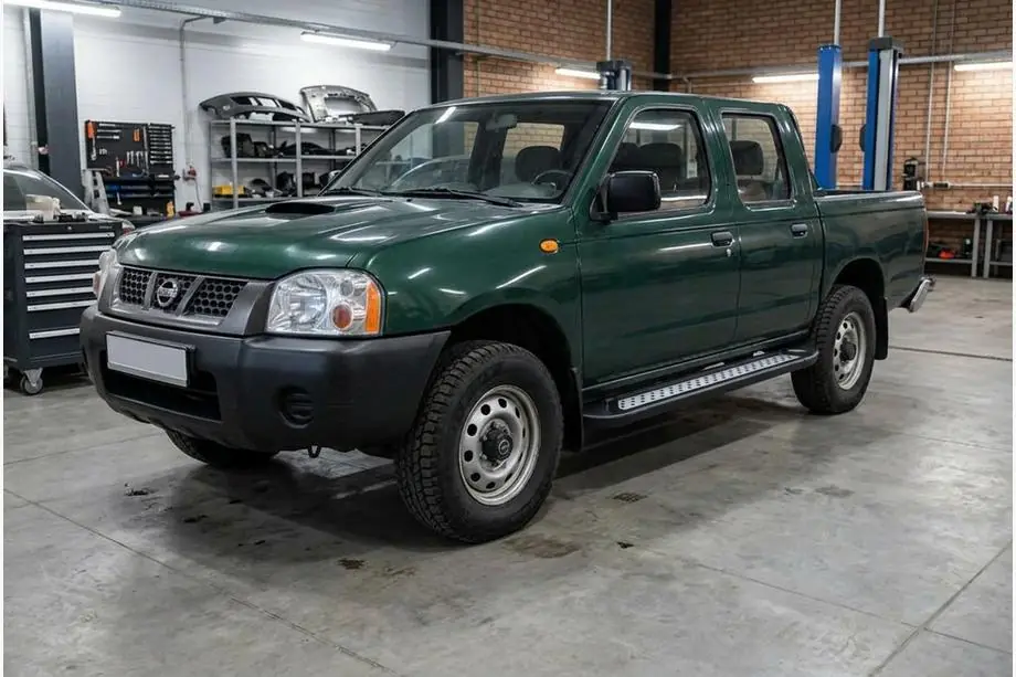 Nissan NP300 1999–2015 Sivuastinlaudat New Vision Black (2 kpl, alumiini) Image