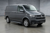 Volkswagen T6 2015–2024 Sivuastinlaudat New Vision Black (2 kpl, alumiini) Lyhyt akseliväli kuva 1
