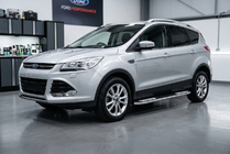 Ford Kuga/Escape 2013–2019 Tayga V2 sivukynnykset (2 kpl, alumiini) Maalatuilla ovipaneeleilla kuva 1