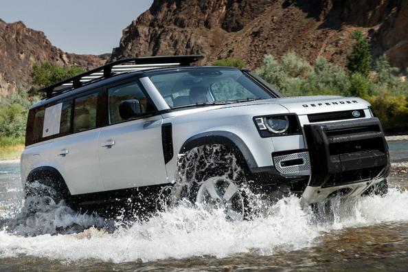 Premium-luokan viisiovinen katumaasturi Land Rover Defender 110