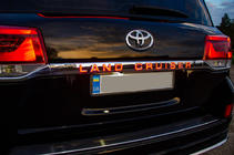Toyota Land Cruiser 200 2007–2021 LED-lista rekisterikilven yläpuolelle (2016+) kuva 3