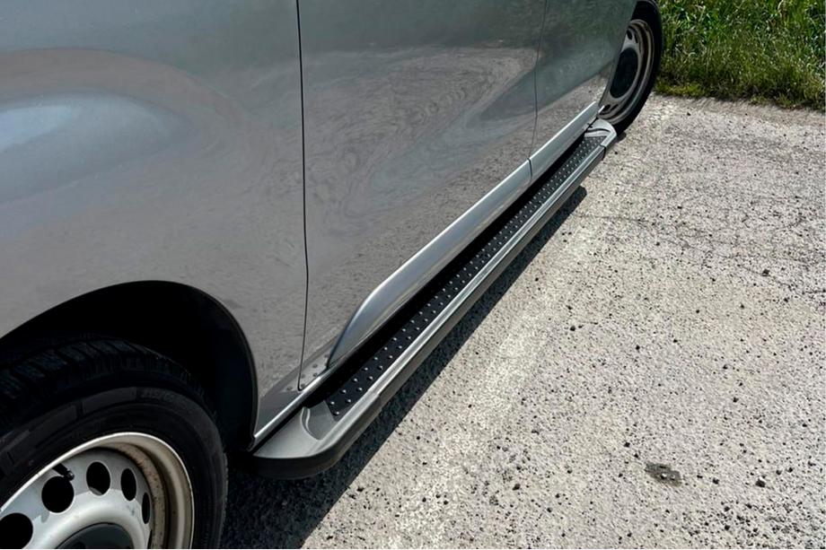 Opel Vivaro 2019– Allmond Black sivuaskelmat (2 kpl, alumiini) Image