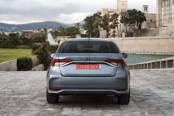 Hybridisedan Toyota Corolla Kuva 15