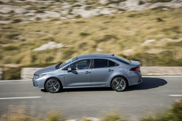 Hybridisedan Toyota Corolla Kuva 5