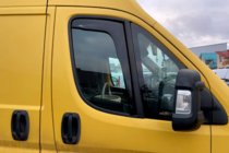 Peugeot Boxer 2006–2025 Ura-asenteiset ikkunatuuliohjaimet (2 kpl, HIC) kuva 1