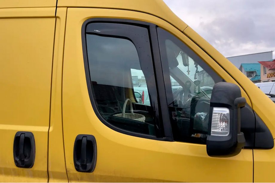 Peugeot Boxer 2006–2025 Ura-asenteiset ikkunatuuliohjaimet (2 kpl, HIC) Image