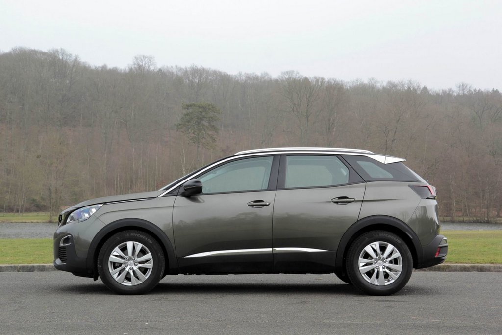 Kompakti crossover Peugeot 3008 toista sukupolvea