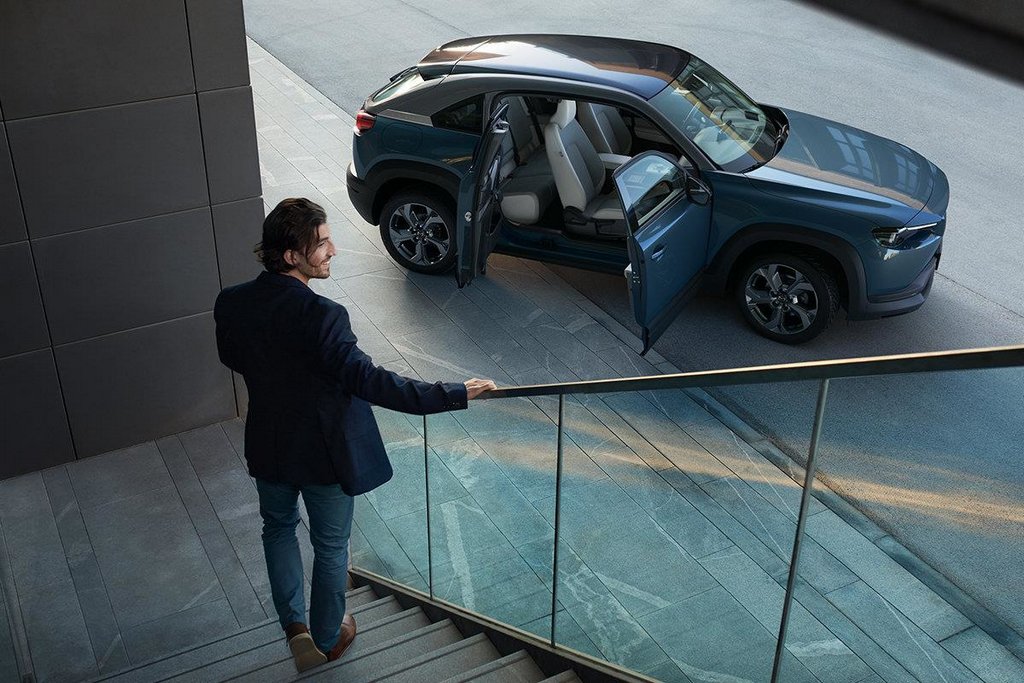 Mazda MX-30 -crossover: japanilaismerkin ensimmäinen sarjatuotanto-sähköauto