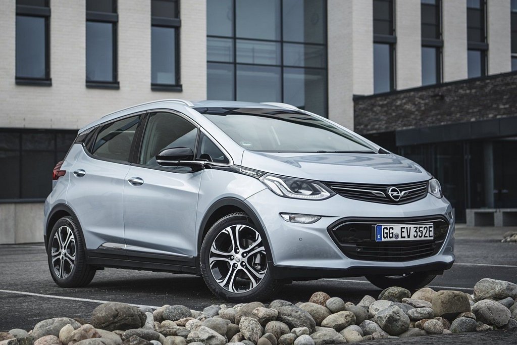 Koeajo: sähköinen kompakti hatchback Opel Ampera-e