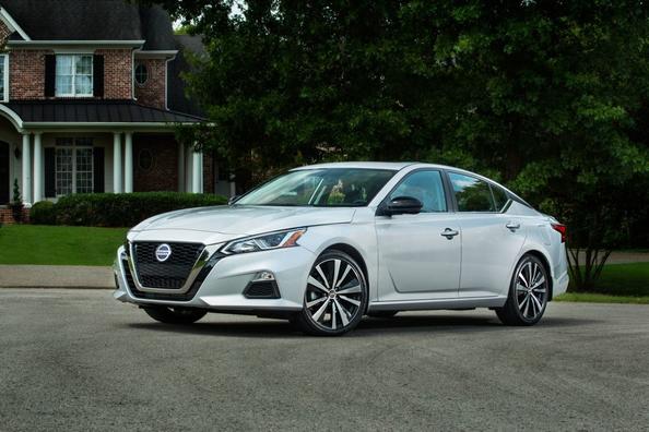 Keskikokoinen Nissan Altima -sedan kuudennessa sukupolvessa